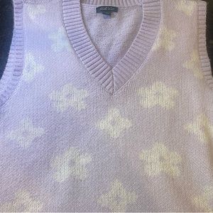 Lavender sweater vest with white flowers, from wild fable, women’s size small.